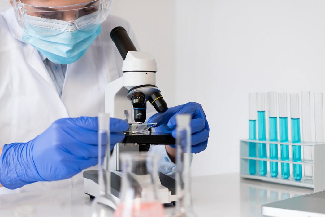 mujer en un laboratorio