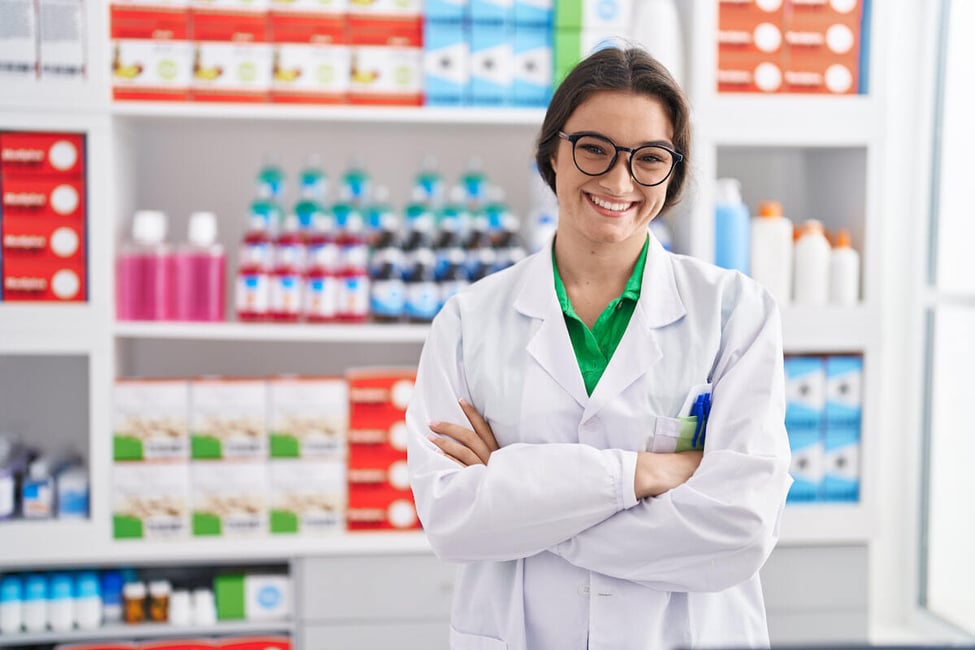 mujer sonriendo trabajando en una farmacia